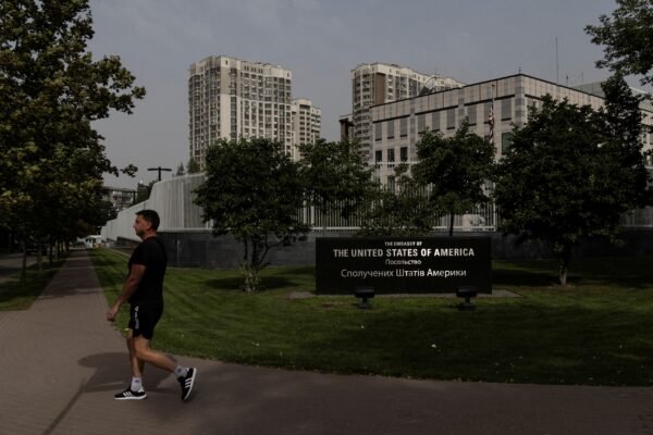 Ucrânia acusa Rússia de ‘ataque psicológico’ por falsa ameaça de bombardeio que fechou embaixadas em Kiev Ucrânia acusa Rússia de ‘ataque psicológico’ por falsa ameaça de bombardeio que fechou embaixadas em Kiev