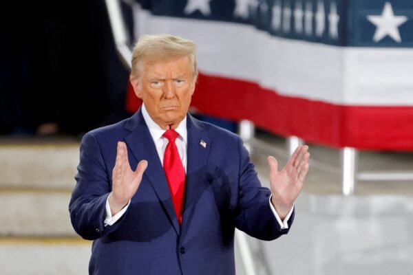 Trump ameaça Brics com tarifas ‘de 100%’ se substituírem o dólar como moeda oficial