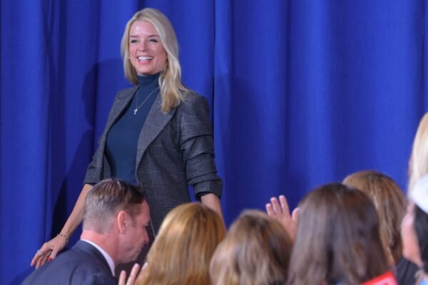 Ex-democrata, ex-lobista e apoiadora antiga de Trump: quem é Pam Bondi, escolhida para procuradora-geral dos EUA após desistência de Matt Gaetz Ex-democrata, ex-lobista e apoiadora antiga de Trump: quem é Pam Bondi, escolhida para procuradora-geral dos EUA após desistência de Matt Gaetz