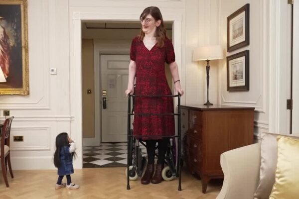 VÍDEO: Mulheres mais alta e mais baixa do mundo se encontram pela 1ª vez: ‘Temos muito em comum’