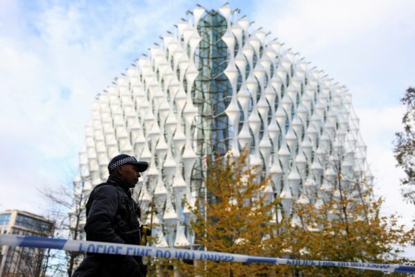 Polícia de Londres investiga pacote suspeito em embaixada dos EUA e faz explosão controlada Polícia de Londres investiga pacote suspeito em embaixada dos EUA e faz explosão controlada