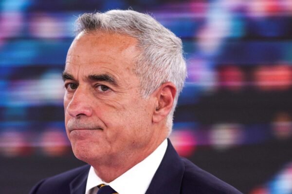 Candidato de extrema-direita e pró-Rússia surpreende vai para segundo turno na eleição presidencial da Romênia