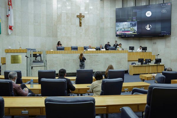 Macas para obesos nos hospitais e atendimento psicológico em escolas avançam na Comissão de Administração Pública Macas para obesos nos hospitais e atendimento psicológico em escolas avançam na Comissão de Administração Pública