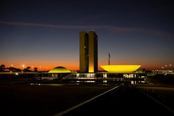 Ministro de Lula culpa Campos Neto por alta do dólar