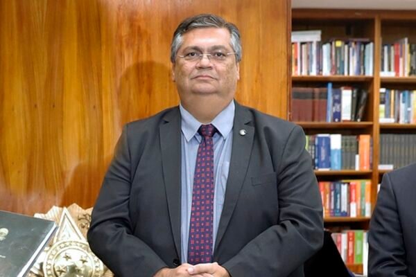 Caiado sanciona lei que concede titulo de cidadão goiano a Flávio Dino