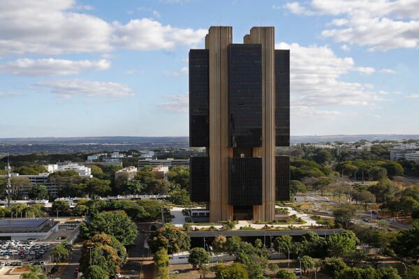 Brasil tem maior saída de dólares por via financeira desde 1982