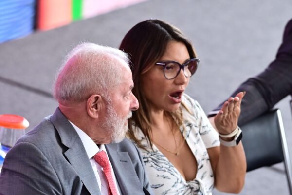 Na 1ª visita a Lula na prisão, Janja se vestiu de advogada, diz portal