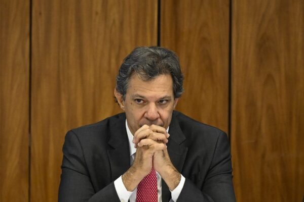 Dólar dispara e atinge R$ 5,97 com anúncio de pacote fiscal do governo Lula