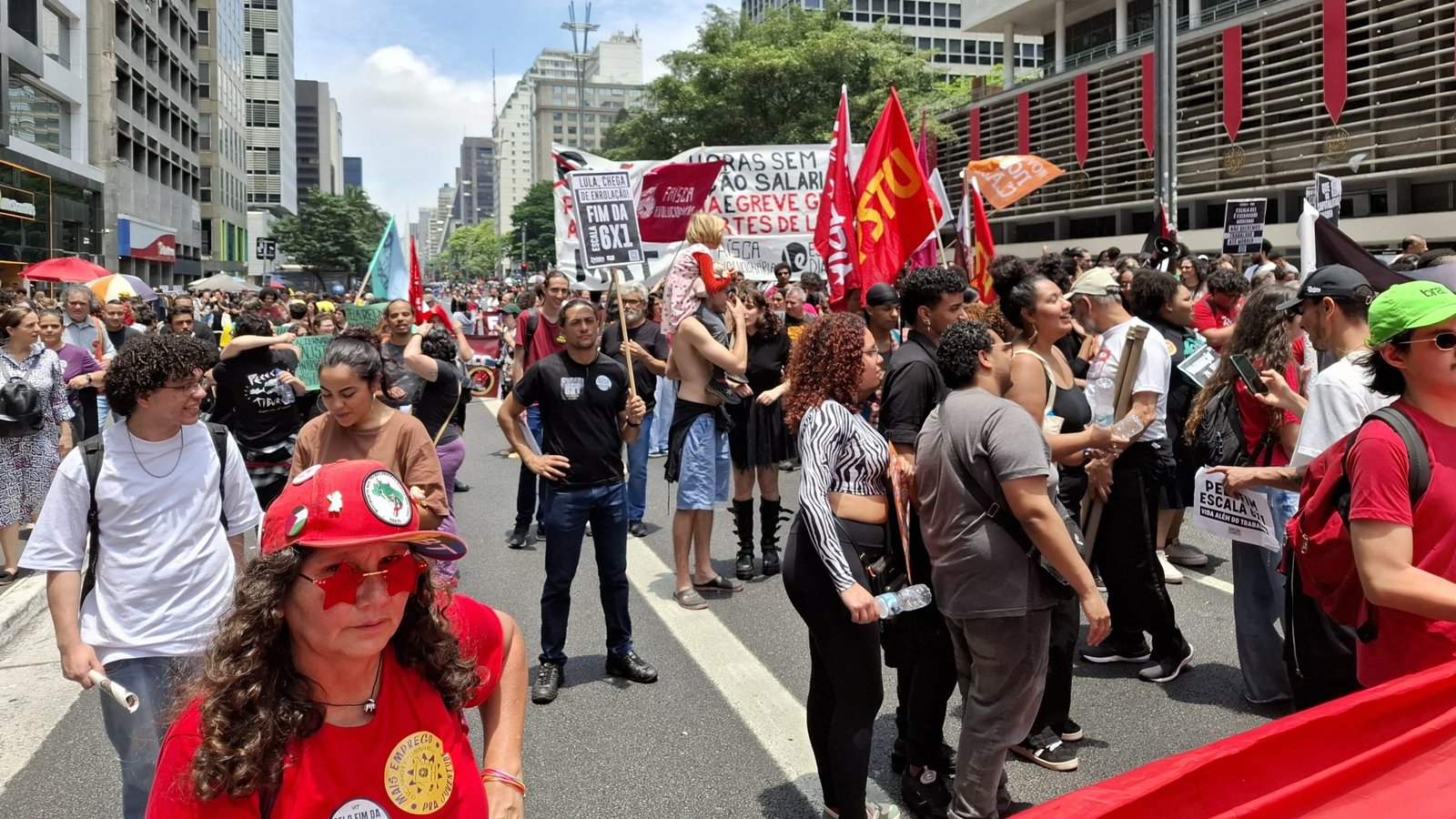Manifestantes pedem fim da escala 6×1, mas usam serviços que adotam essa rotina de trabalho