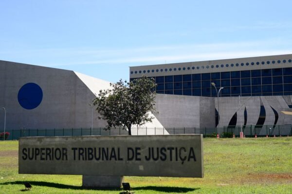 Ministros do STJ planejam votar aumento de folgas e de próprios salários
