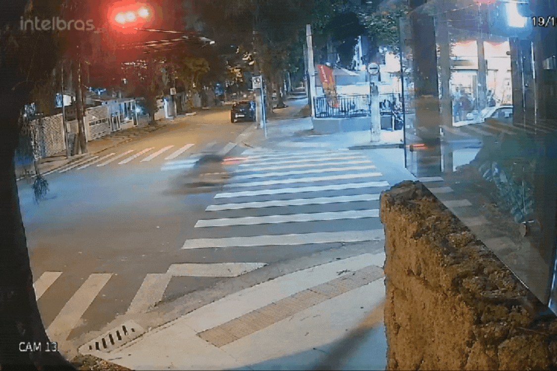 Motorista que avançou sinal vermelho e matou motociclista é intimado para colocar tornozeleira eletrônica