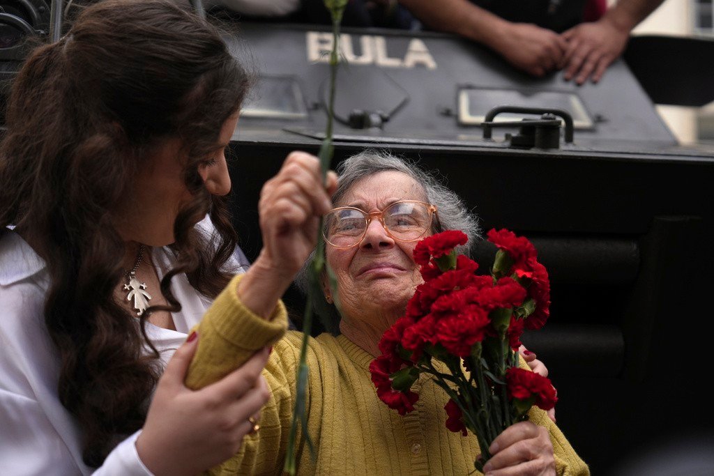 ‘Dama dos Cravos’, símbolo da revolução que pôs fim à ditatura em Portugal, morre aos 91 anos