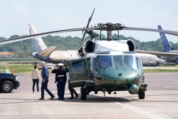 Biden chega a Manaus e faz sobrevoo na Floresta Amazônica