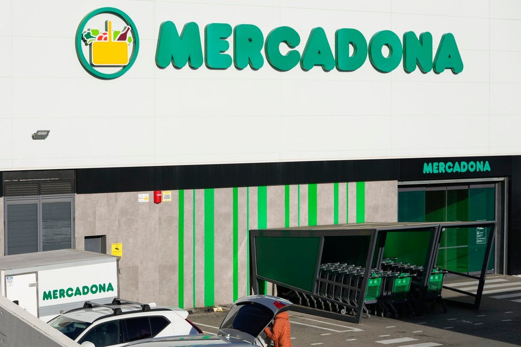 Tribunal da Espanha condena supermercado por demitir funcionário por comer croquete que ia para o lixo