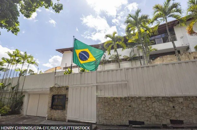 Governo Maduro corta acesso à água potável e restringe entrada de alimentos em embaixada sob custódia do Brasil, diz oposição