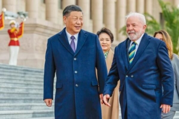 Na Folha, líder do Partido Comunista da China comemora estar ‘de mãos dadas’ com o Brasil