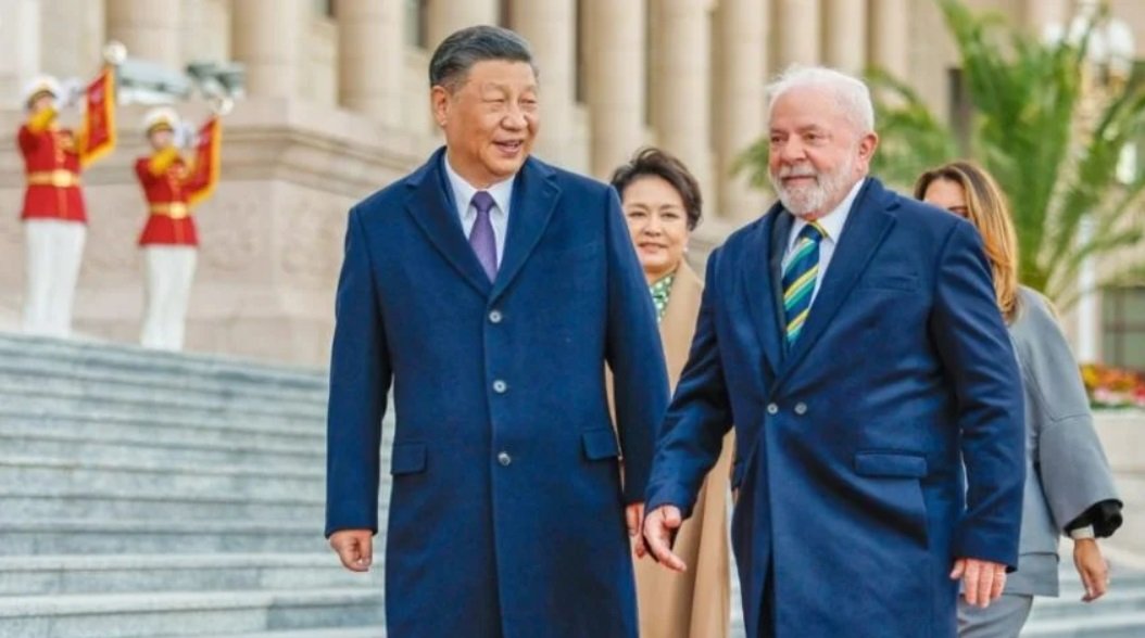 Na Folha, líder do Partido Comunista da China comemora estar ‘de mãos dadas’ com o Brasil