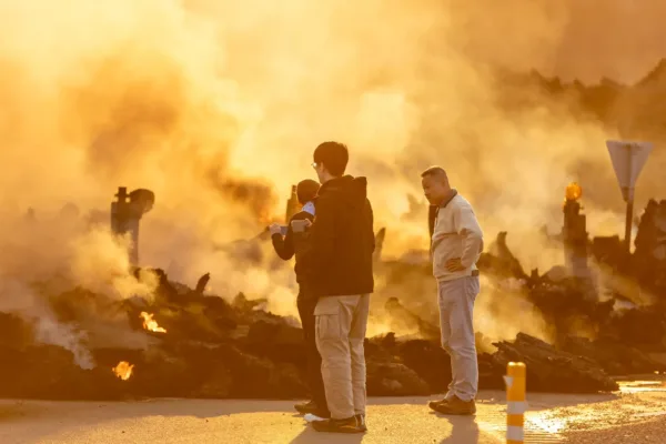 Islândia aciona a polícia após turistas tentarem se aproximar de lava durante erupção vulcânica