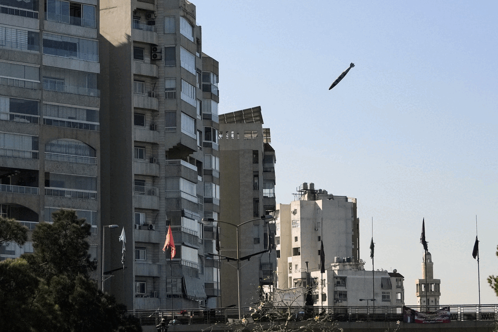 Fotógrafo captura momento exato em que bomba atinge prédio no Líbano