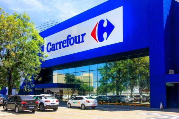 Embargo ao Carrefour no Brasil inclui frango, informa ministro da Agricultura