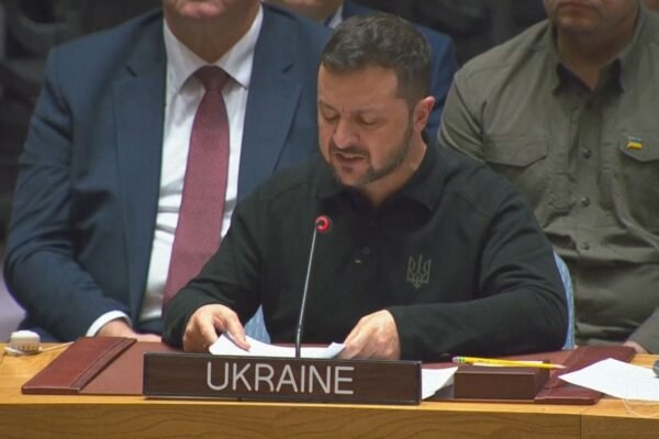 Ucrânia perderá guerra se EUA cortarem financiamento militar, diz Zelensky