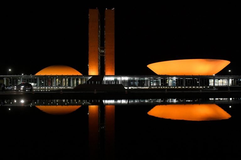 Campanha 21 Dias de Ativismo pelo Fim da Violência contra as Mulheres ilumina Congresso de laranja
