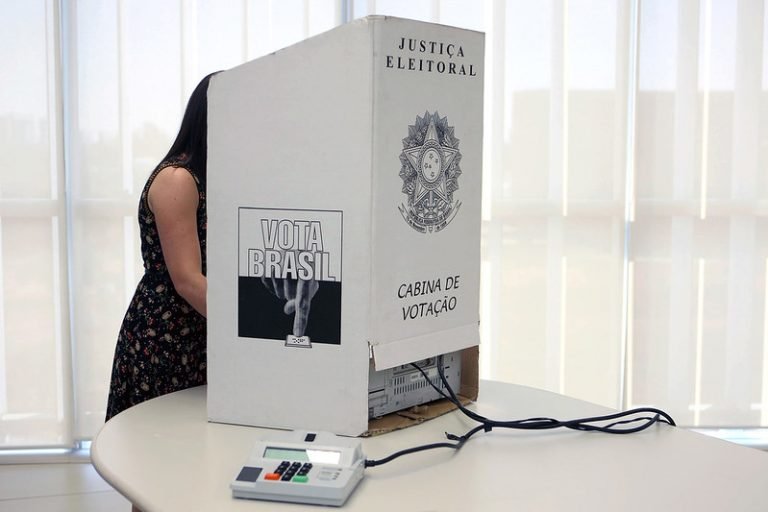 Comissão da Câmara discute projeto que prevê recontagem física de votos