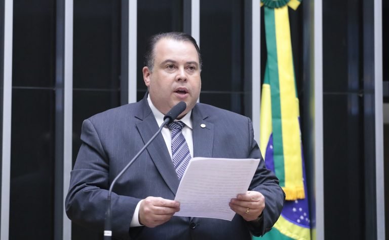 Comissão aprova projeto que prevê audiodescrição obrigatória em arenas esportivas