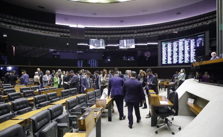 Câmara pode retomar discussão de proposta que amplia imunidade tributária para igrejas