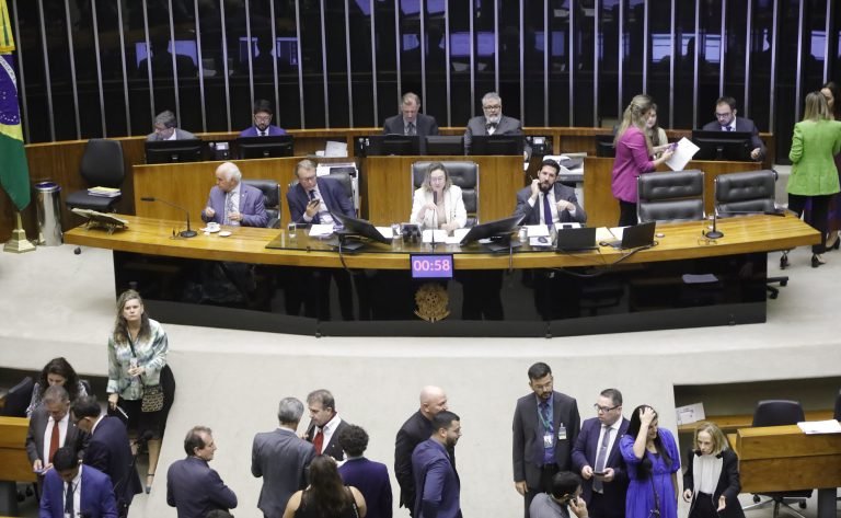 Câmara aprova regime de urgência para dez projetos; acompanhe