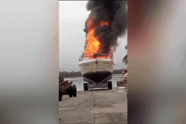 Lancha pega fogo em marina no litoral de SP; VÍDEO Lancha pega fogo em marina no litoral de SP; VÍDEO