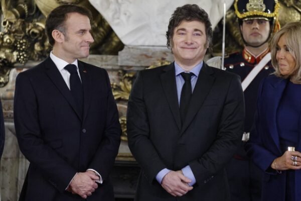 Em Buenos Aires, Macron presta homenagem a vítimas da ditadura argentina Em Buenos Aires, Macron presta homenagem a vítimas da ditadura argentina