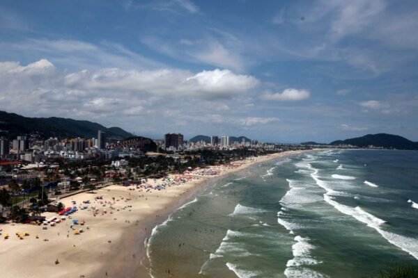 Cadeirante morre e turistas desaparecem no mar durante feriado prolongado no litoral de SP