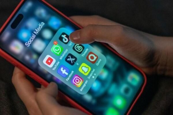 Os planos da Austrália para banir crianças de redes sociais, como X, TikTok e Instagram