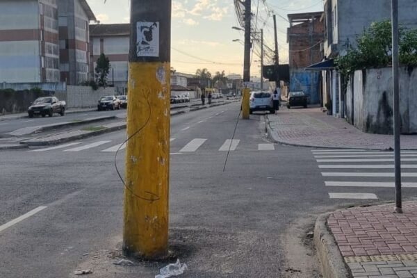 Obras deixam postes no ‘meio da rua’ no litoral de SP; VÍDEO