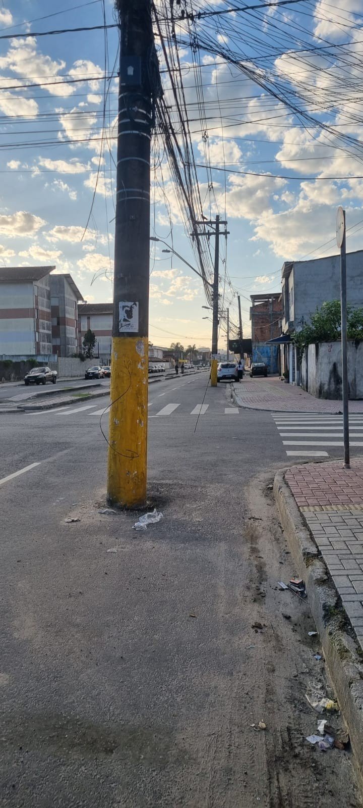 Obras deixam postes no ‘meio da rua’ no litoral de SP; VÍDEO