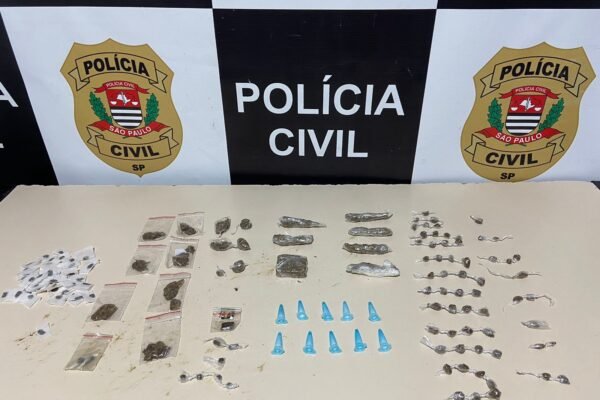 Homem é preso após ser flagrado pegando sacola com drogas pendurada em árvore no litoral de SP Homem é preso após ser flagrado pegando sacola com drogas pendurada em árvore no litoral de SP