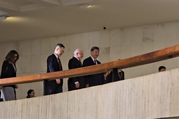 Lula recebe Xi Jinping para jantar no Itamaraty com presidentes de poderes e ministros
