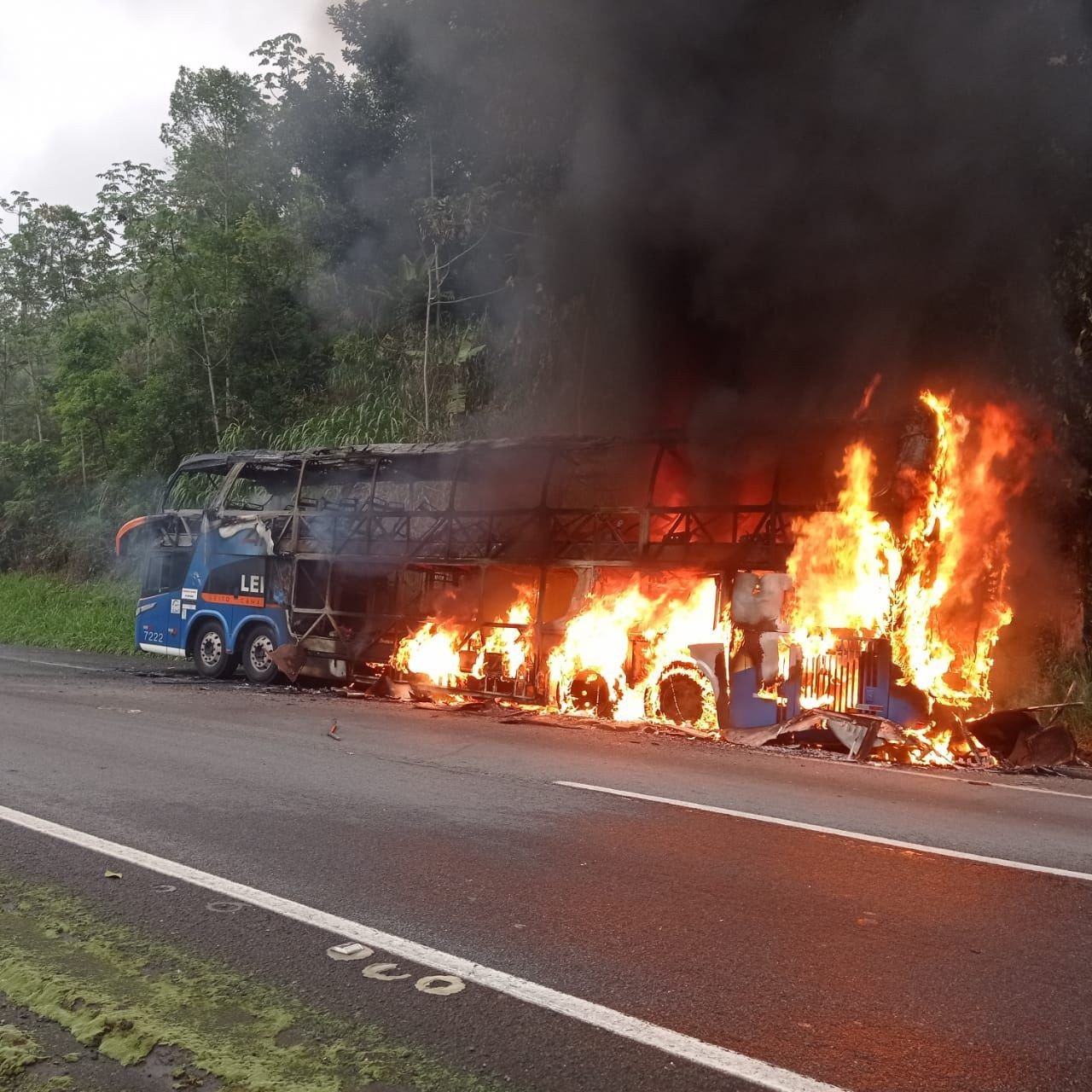 Incendiário ateia fogo em ônibus com 40 passageiros durante viagem entre SP e Curitiba