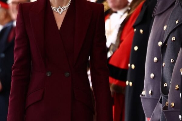 Kate Middleton participa de 1ª recepção a chefe de Estado desde diagnóstico de câncer e usa joias da falecida rainha