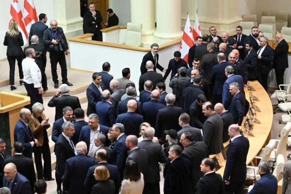 Mikheil Kavelashvili, de extrema direita, é nomeado presidente da Geórgia