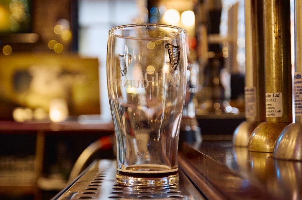 Pubs britânicos racionam cerveja Guinness; entenda
