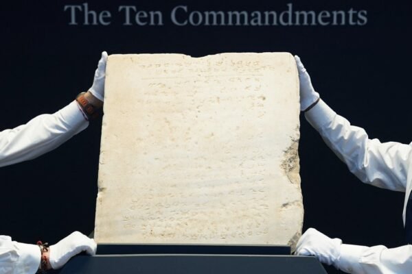 Tábua ‘mais antiga do mundo’ gravada com os Dez Mandamentos é leiloada por RS 30,8 milhões em Nova York