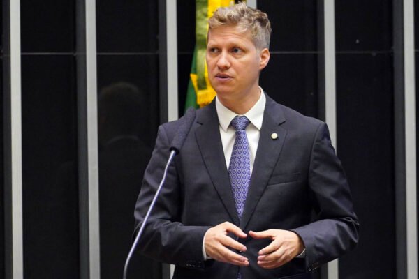 Bia Kicis denuncia ‘palhaçada’ do suposto golpe de Estado