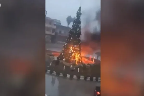 Síria: manifestantes cristãos fazem protesto após queima de árvore de Natal