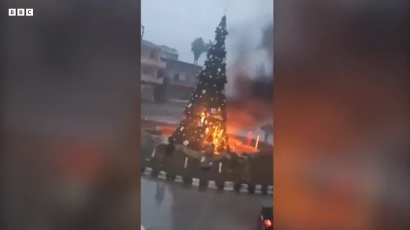 Síria: manifestantes cristãos fazem protesto após queima de árvore de Natal
