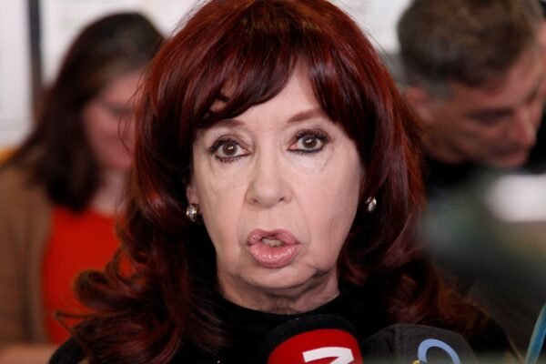 Ex-presidente Cristina Kirchner irá a julgamento na Argentina por acobertar iranianos em atentado