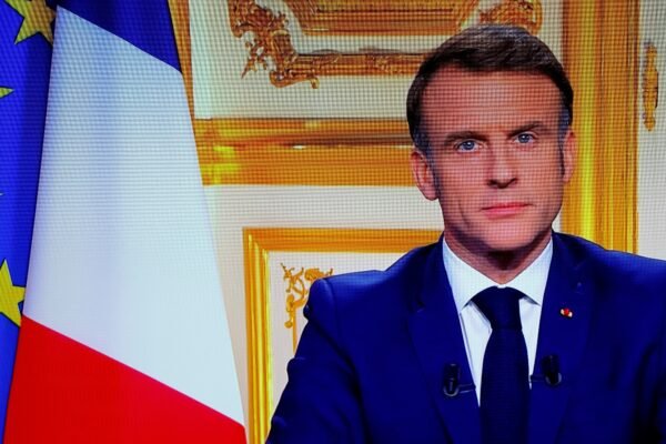 Macron reafirma que permanecerá no cargo até o fim do mandato