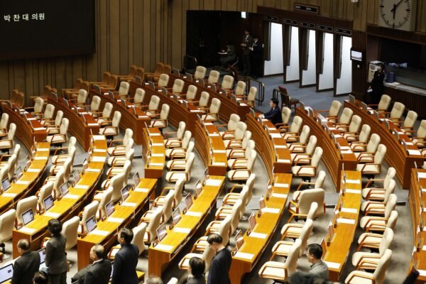 Deputados aliados ao presidente da Coreia do Sul deixam a sessão de impeachment
