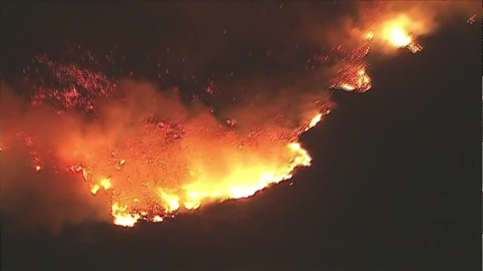 Incêndio florestal na Califórnia avança rápido e força evacuações perto de Malibu
